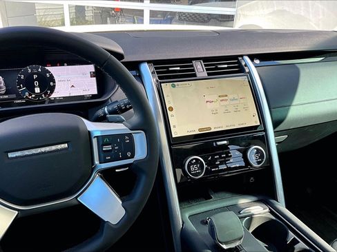 Used 2024 Land Rover Discovery S image 6