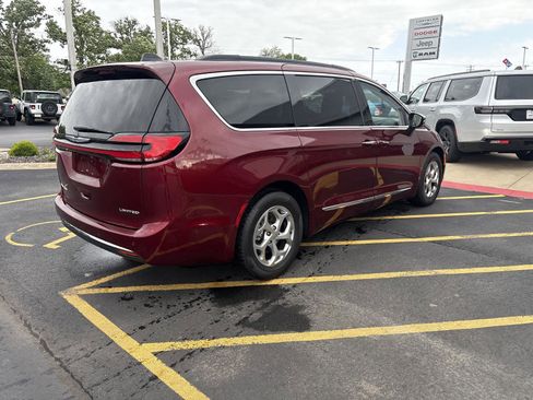 Used 2023 Chrysler Pacifica Limited FWD image 6
