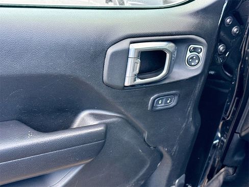 Used 2023 Jeep Gladiator Sport image 18