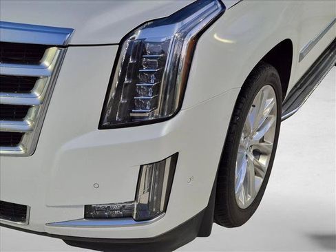 Used 2020 Cadillac Escalade Luxury RWD image 10