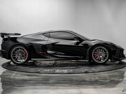 Used 2024 Chevrolet Corvette Z06 w/ Stealth Interior Trim Package RWD image 28
