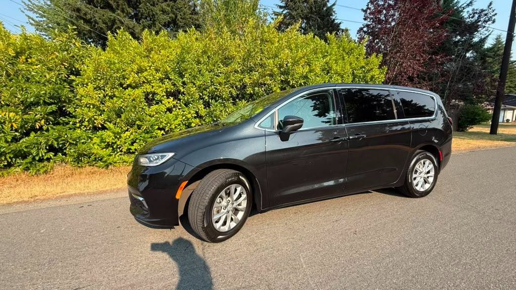 Used 2023 Chrysler Pacifica Touring-L AWD/4WD image 6