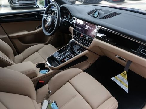 Certified 2025 Porsche Macan AWD/4WD image 37