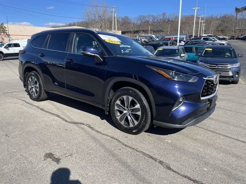 Certified 2025 Toyota Highlander XLE image 6