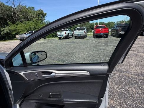 Used 2018 Ford Fusion SE w/ Fusion SE Technology Package FWD image 14