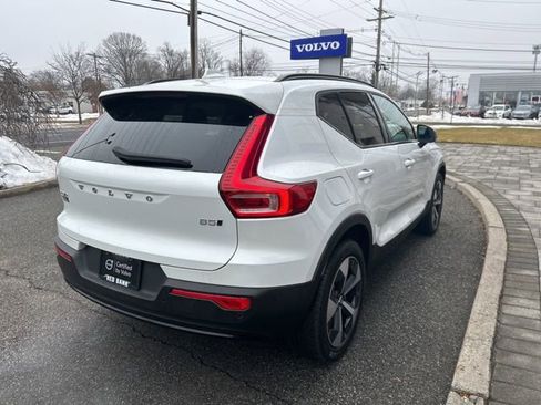 Used 2025 Volvo XC40 B5 Plus image 5