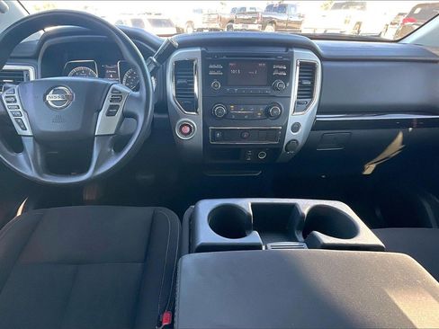 Used 2018 Nissan Titan SV image 15