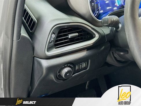 Used 2025 Chrysler Pacifica Select FWD image 13