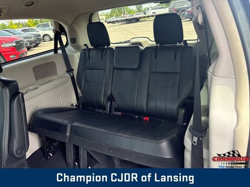 Used 2014 Chrysler Town & Country Touring FWD image 17