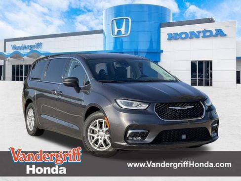 Used 2023 Chrysler Pacifica Touring-L FWD image 1