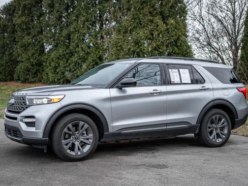 Used 2023 Ford Explorer XLT w/ Equipment Group 202A image 8