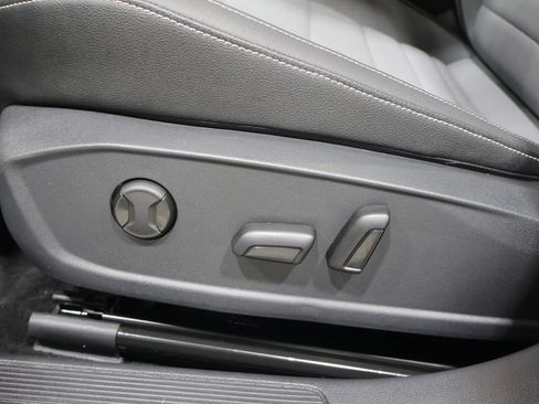 Used 2025 Volkswagen Jetta SE FWD image 13