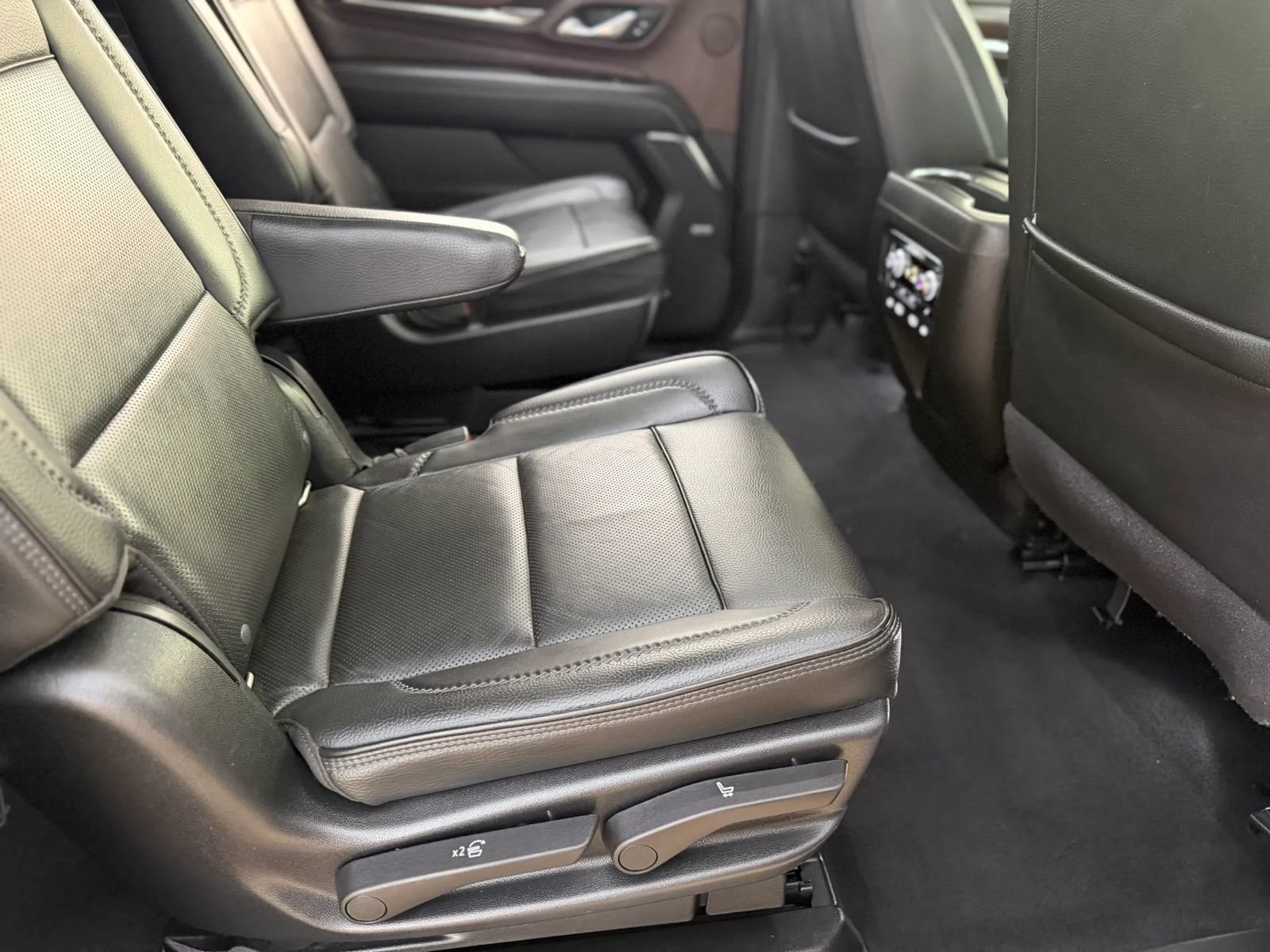 Used 2021 GMC Yukon XL Denali w/ Denali Premium Package AWD/4WD image 31