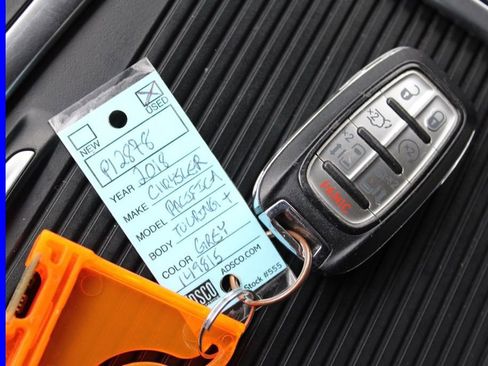 Used 2018 Chrysler Pacifica Touring-L Plus image 37