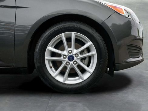 Used 2018 Ford Focus SE w/ Cold Weather Package FWD image 9