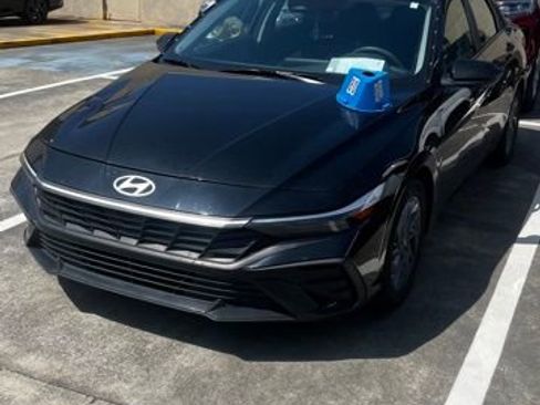 Used 2024 Hyundai Elantra SEL FWD image 2