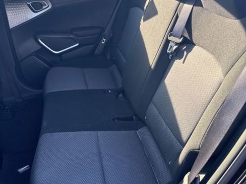 Used 2023 Kia Soul LX w/ LX Technology Package image 6