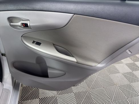 Used 2013 Toyota Corolla LE image 38