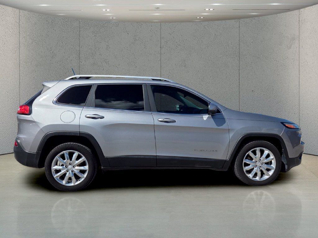 Used 2017 Jeep Cherokee Limited w/ Technology Group FWD image 4