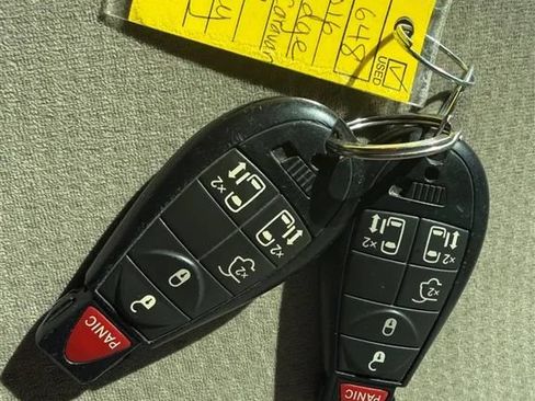 Used 2016 Dodge Grand Caravan SXT w/ UConnect Hands-Free Group FWD image 42