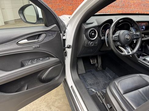Used 2022 Alfa Romeo Stelvio Sprint image 9