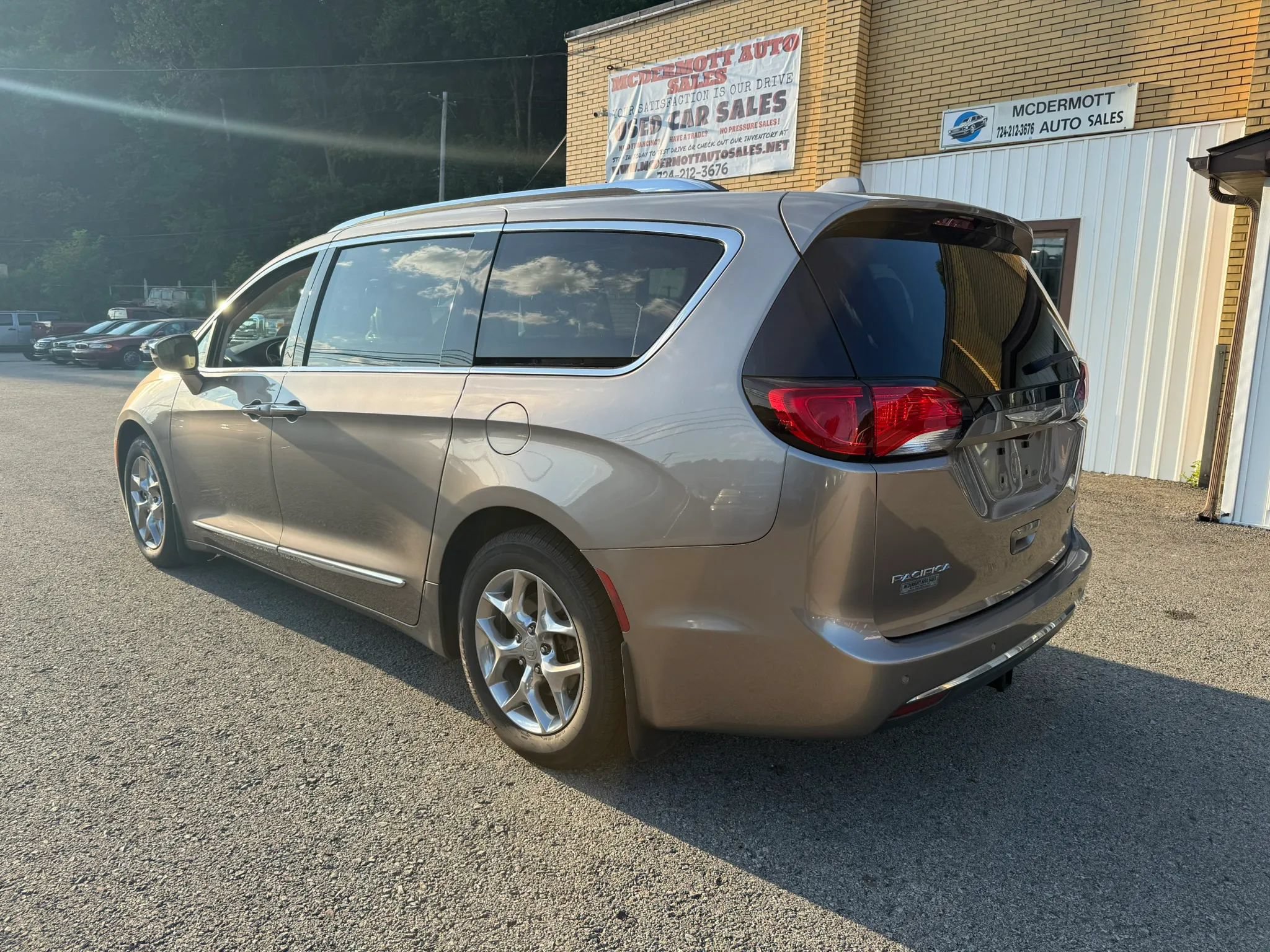 Used 2017 Chrysler Pacifica Limited w/ UConnect Theater Package FWD image 8