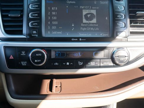 Used 2015 Toyota Highlander Limited AWD/4WD image 29