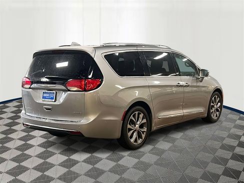 Used 2017 Chrysler Pacifica Limited w/ Advanced Safetytec Group image 4