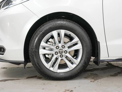 Used 2025 Toyota Sienna Limited AWD/4WD image 31