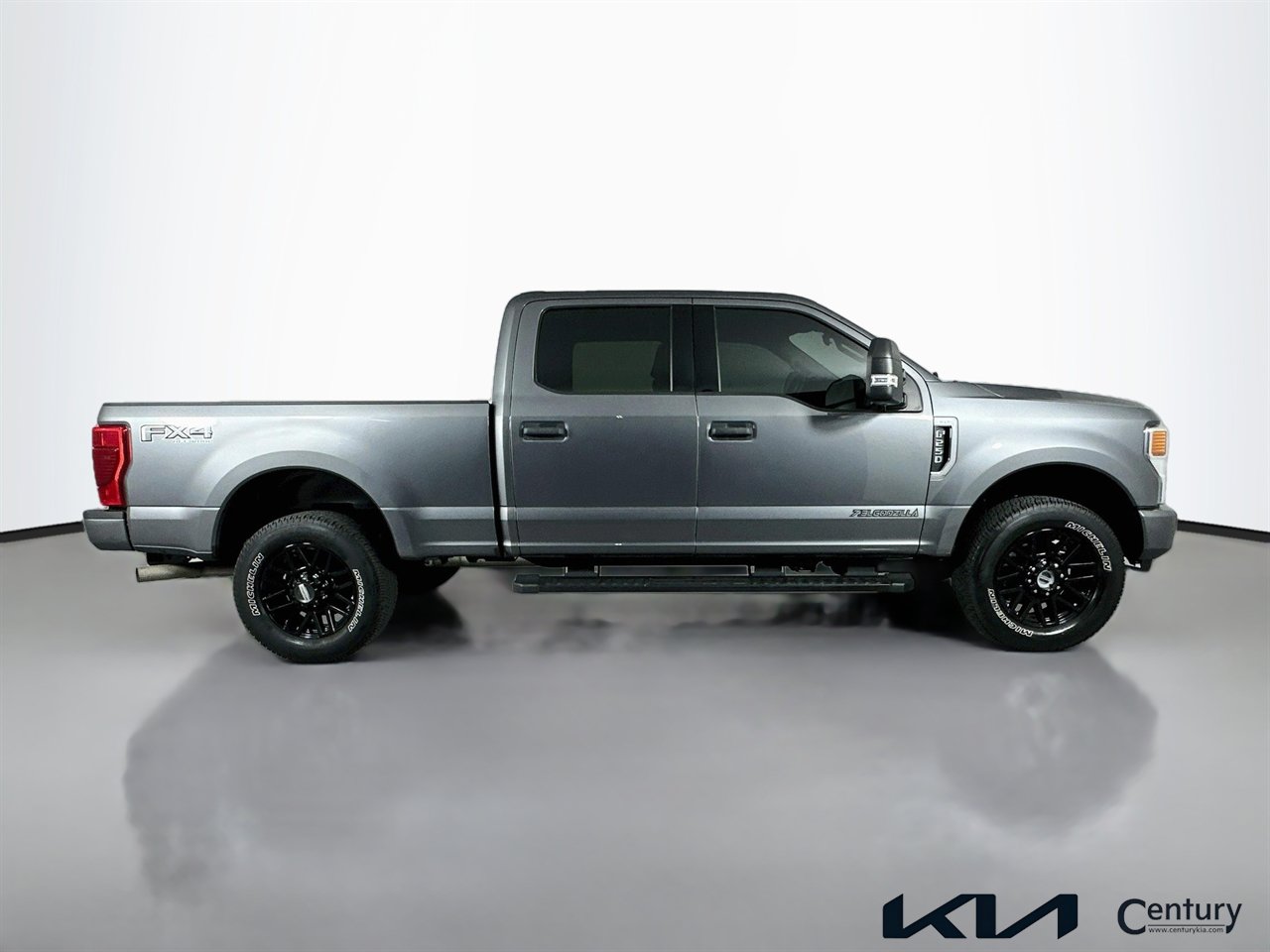 Used 2022 Ford F250 XLT w/ Black Appearance Package AWD/4WD image 4