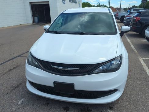 Used 2023 Chrysler Voyager LX FWD image 2