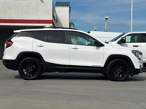 Used 2024 GMC Terrain SLE w/ Elevation Edition image 7
