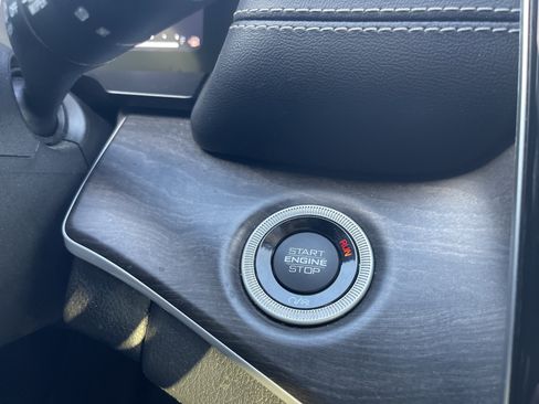 Used 2023 Jeep Grand Cherokee L Limited w/ Black Appearance Package image 24