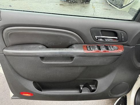 Used 2010 Cadillac Escalade Luxury image 10