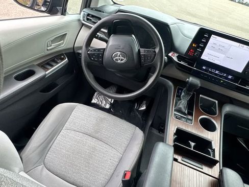 Used 2022 Toyota Sienna LE image 22
