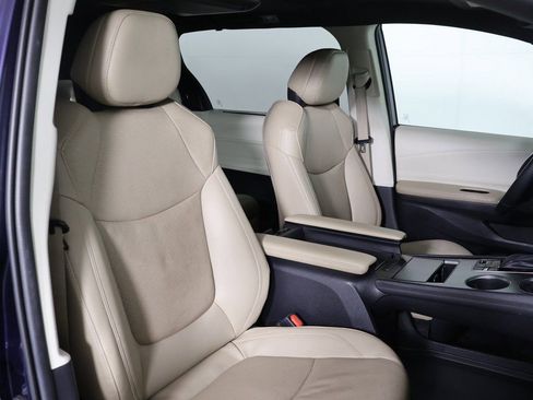 Used 2022 Toyota Sienna Limited image 29