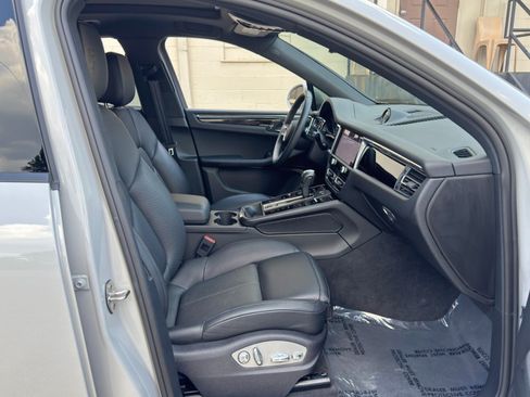 Used 2025 Porsche Macan AWD/4WD image 16