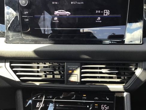 Used 2025 Volkswagen Jetta Sport image 13