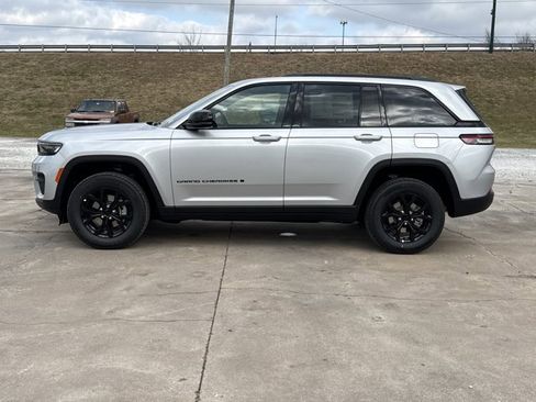 New 2025 Jeep Grand Cherokee Altitude image 10