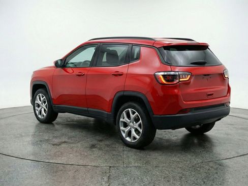 Used 2025 Jeep Compass Latitude AWD/4WD image 6