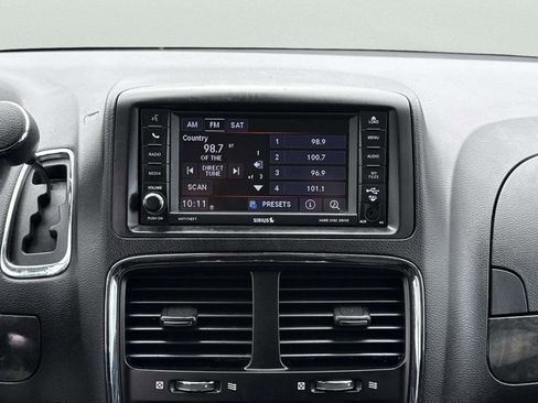 Used 2019 Dodge Grand Caravan SE w/ UConnect Hands-Free Group image 17