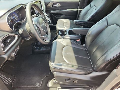 Used 2025 Chrysler Pacifica Select FWD image 10