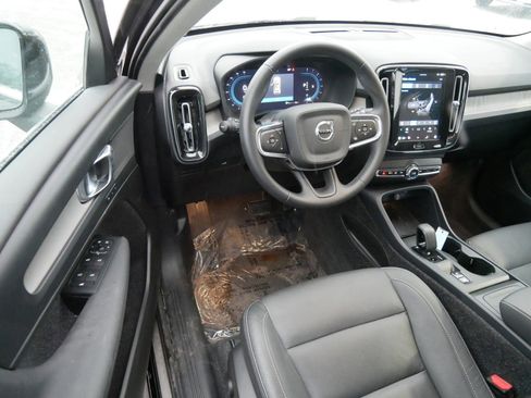 Used 2025 Volvo XC40 B5 Core image 10