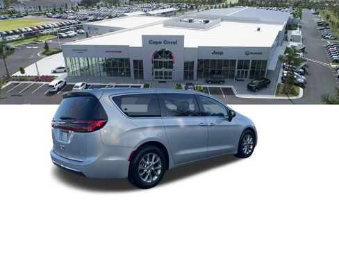 Used 2023 Chrysler Pacifica Touring-L image 22