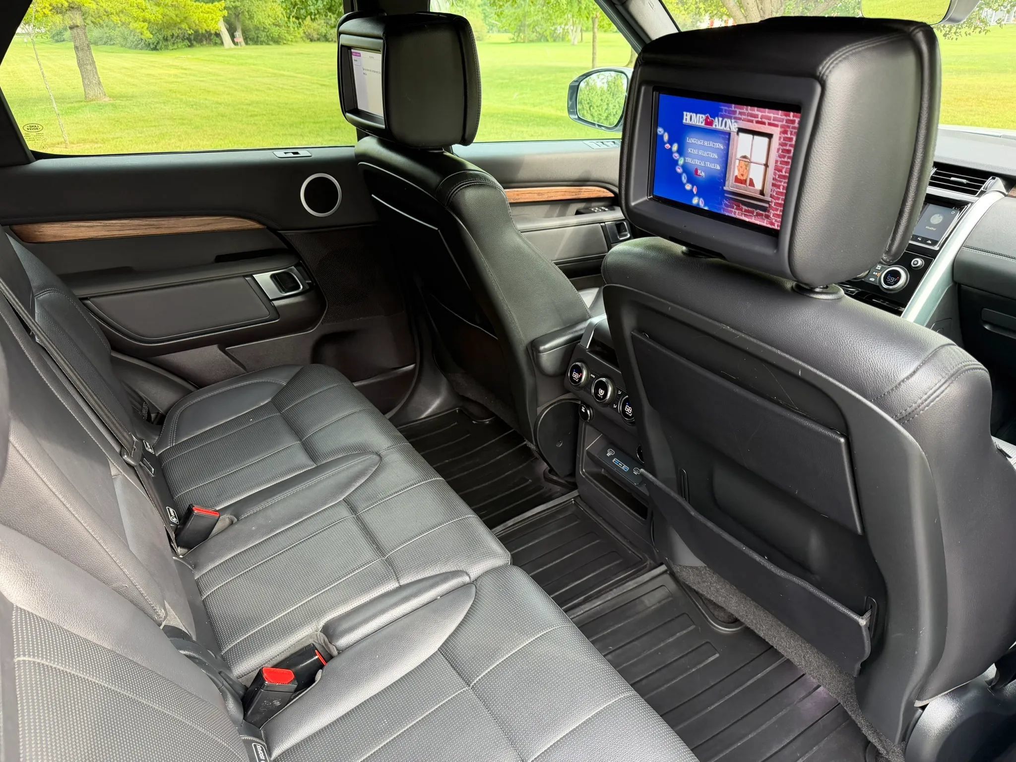 Used 2017 Land Rover Discovery HSE AWD/4WD image 21