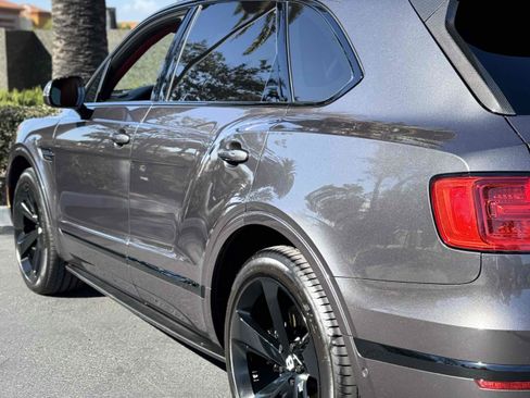 Used 2018 Bentley Bentayga AWD/4WD image 12