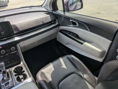 Certified 2024 Kia Carnival LX FWD image 17