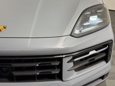 Used 2024 Porsche Cayenne AWD/4WD image 12