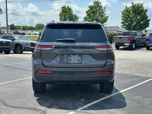 Used 2023 Jeep Grand Cherokee Altitude AWD/4WD image 6