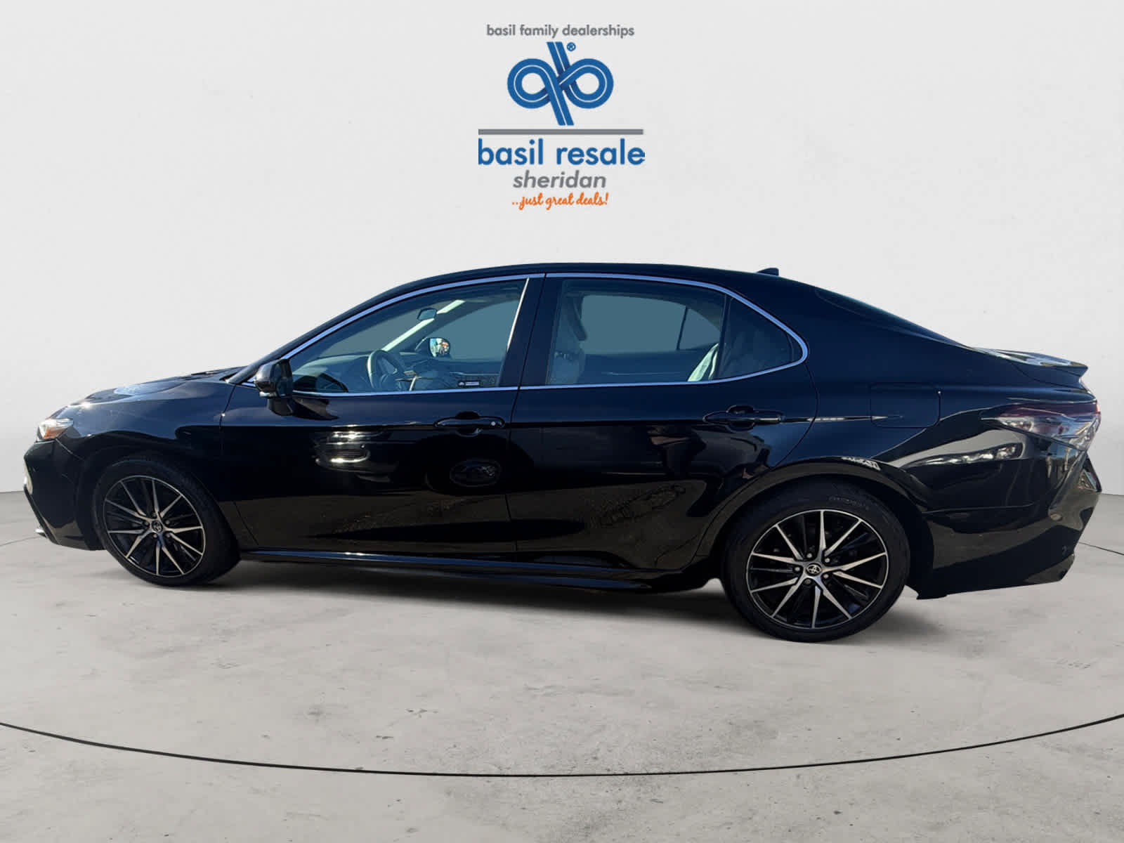 Used 2021 Toyota Camry SE w/ Cold Weather Package AWD/4WD image 3